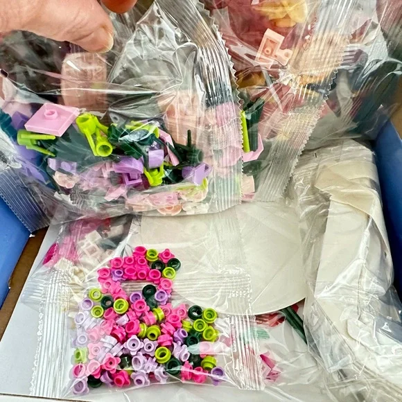 Like legos flower bouquet building set with vase 530 pieces - Picture 5 of 6